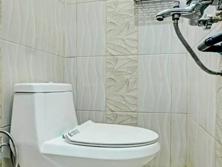 ホテル Oyo 90307 Fj Alfaeyza Kost