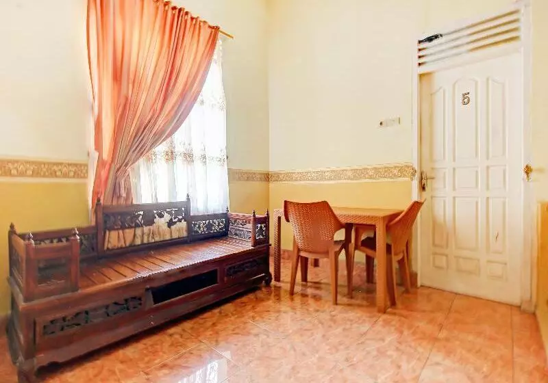 ホテル Oyo 90307 Fj Alfaeyza Kost