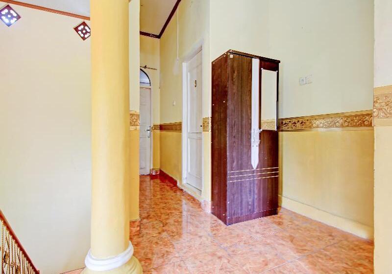 ホテル Oyo 90307 Fj Alfaeyza Kost