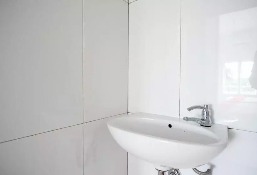 Hotelli Reddoorz Syariah Near Ums Solo