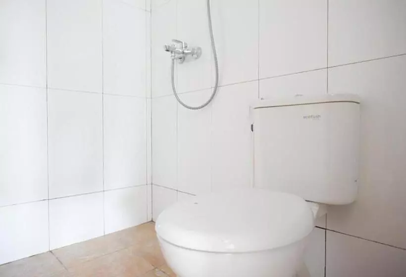 Hotelli Reddoorz Syariah Near Ums Solo