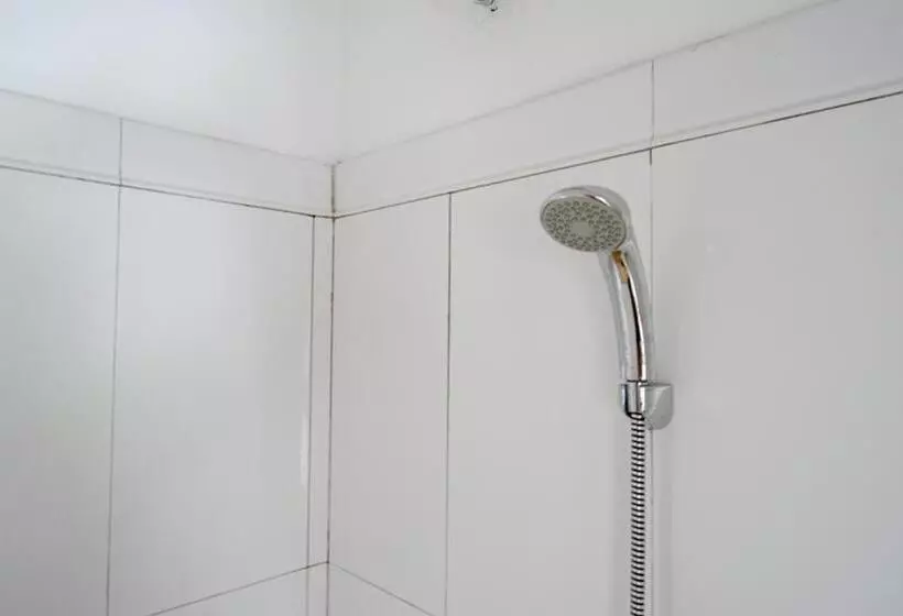 Hotelli Reddoorz Syariah Near Ums Solo