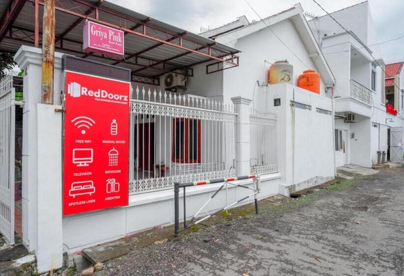 Hotel Reddoorz Syariah Near Ums Solo