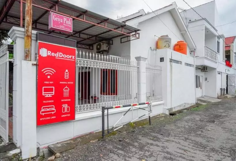 Hotelli Reddoorz Syariah Near Ums Solo