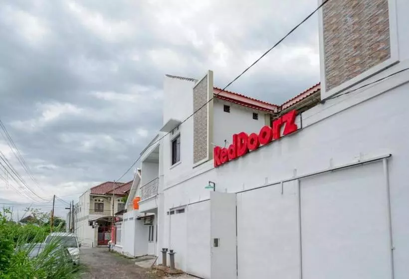 Hotelli Reddoorz Syariah Near Ums Solo