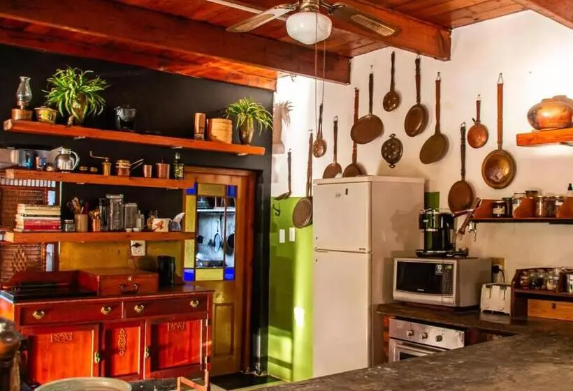 Majatalo Ebonymoon Guest House