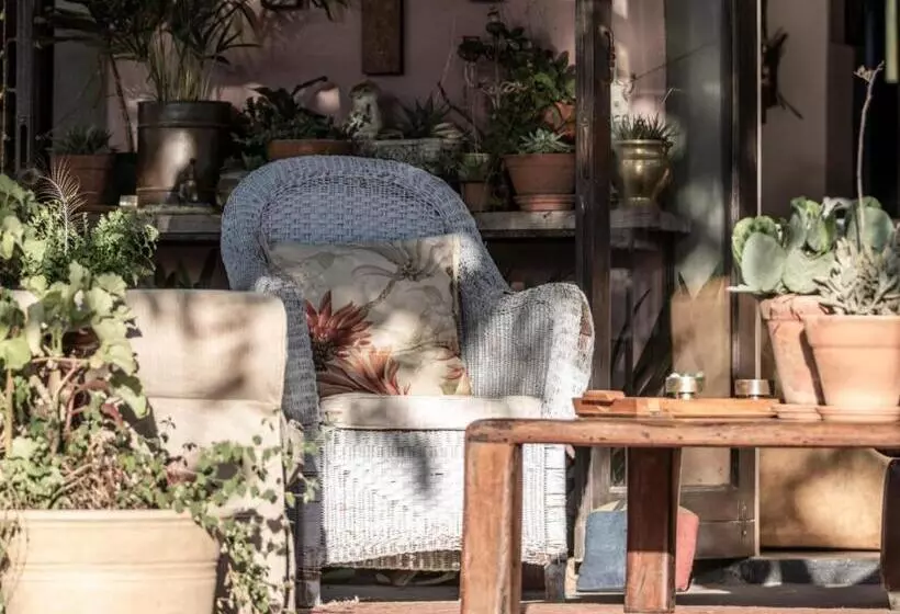 Majatalo Ebonymoon Guest House