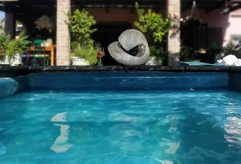 Majatalo Ebonymoon Guest House