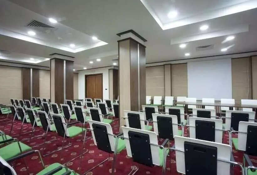 Отель Emerald Beach Resort & Spa