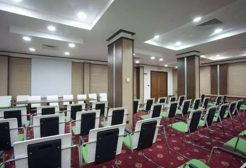 Отель Emerald Beach Resort & Spa