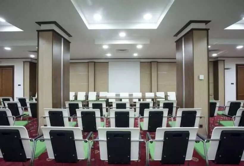 Отель Emerald Beach Resort & Spa