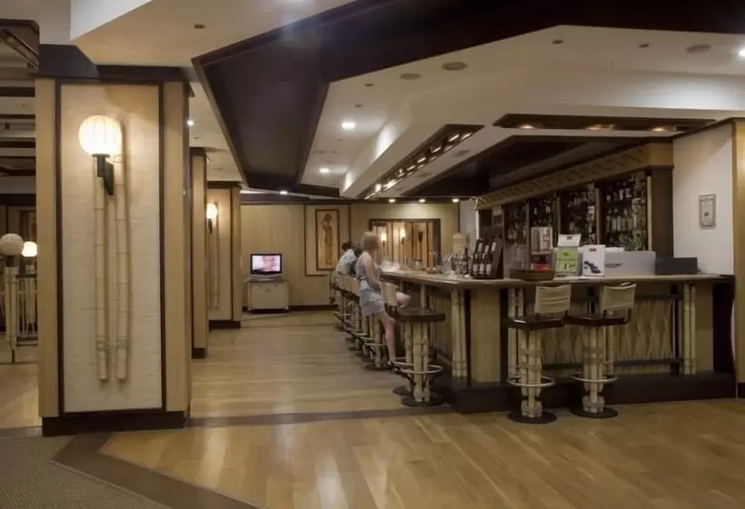 Отель Emerald Beach Resort & Spa