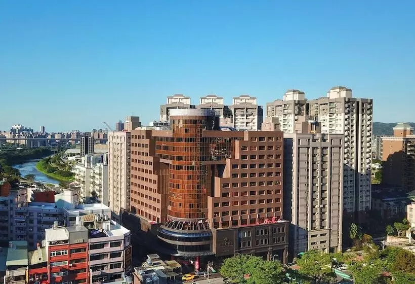 هتل Monarch Plaza