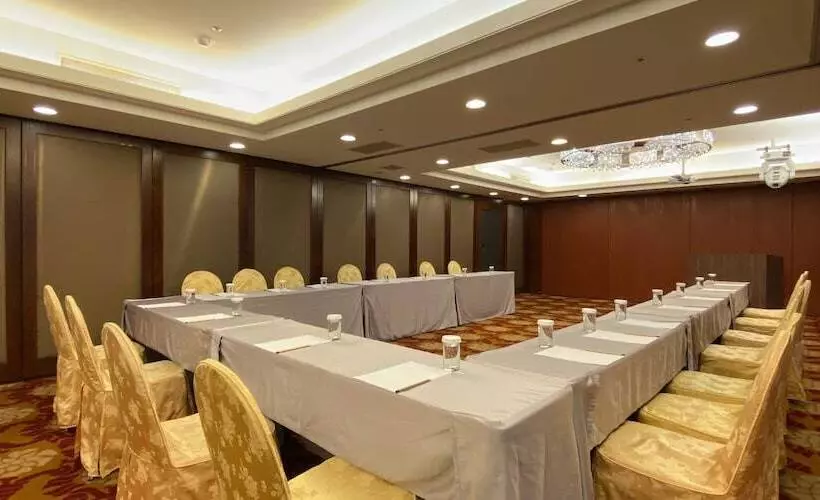 هتل Monarch Plaza