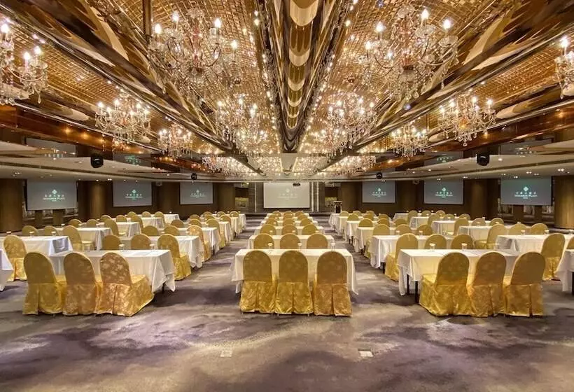 هتل Monarch Plaza