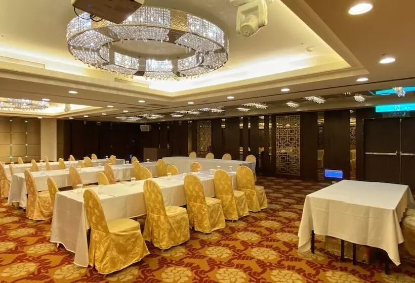 هتل Monarch Plaza