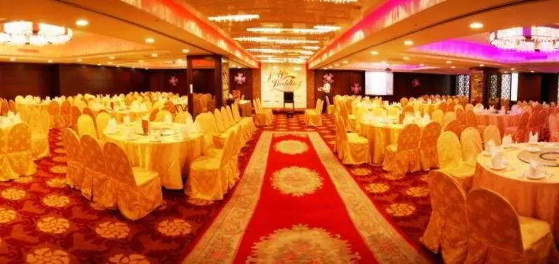 هتل Monarch Plaza