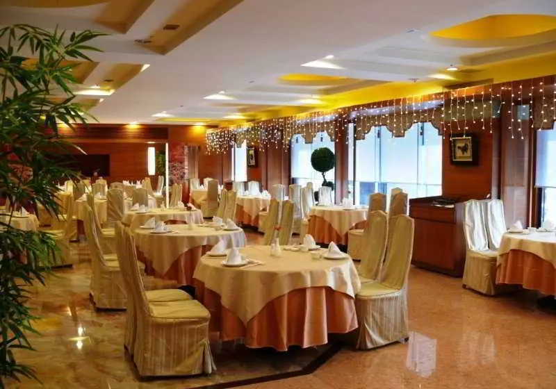 هتل Monarch Plaza