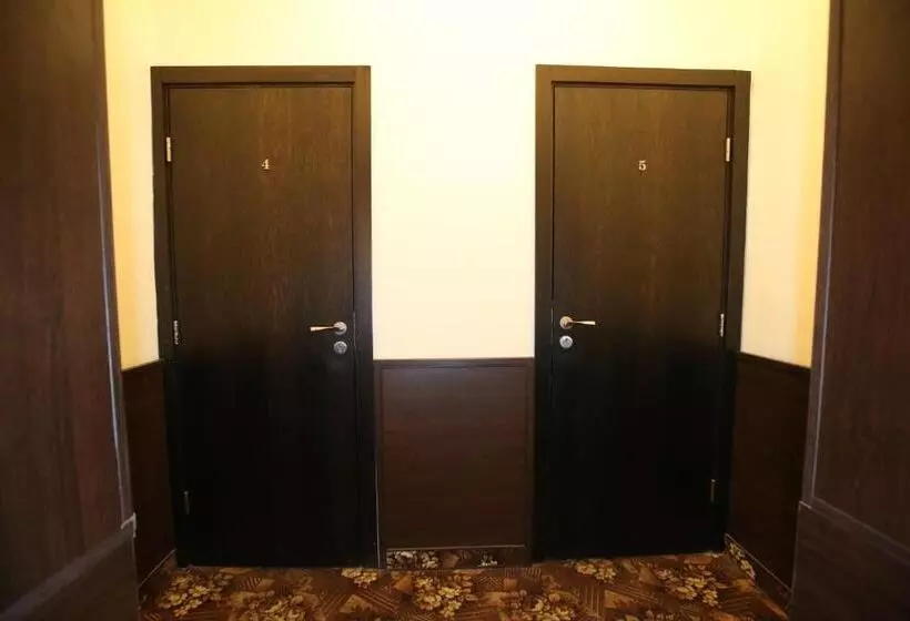 בית מלון כפרי & Restaurant The House