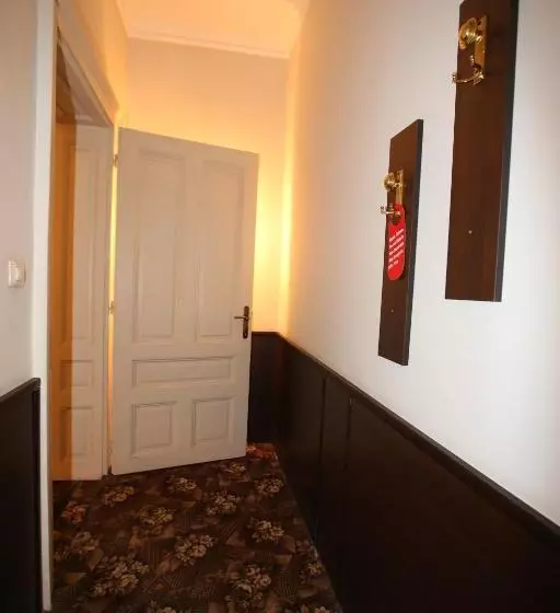 בית מלון כפרי & Restaurant The House