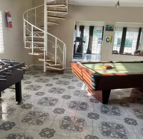 هتل Retreat Guest House