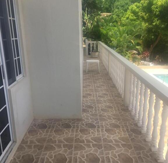 هتل Retreat Guest House