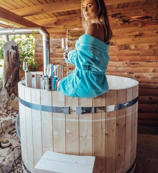 تختخواب و صبحانه Room Oaza Miru