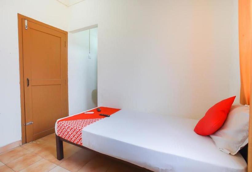 בית מלון כפרי Oyo 38562 Delma Residency