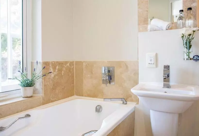 Majatalo Waves Of Grace Seafront Villa