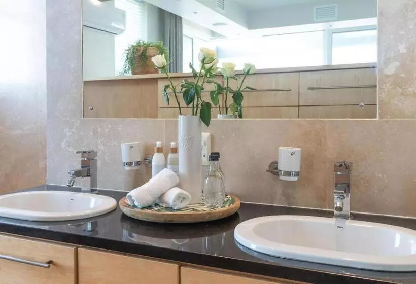 Majatalo Waves Of Grace Seafront Villa