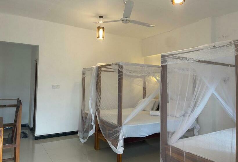 בית מלון כפרי Chithru Bay Rooms & Hostel