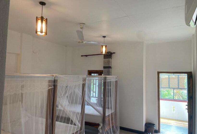 בית מלון כפרי Chithru Bay Rooms & Hostel