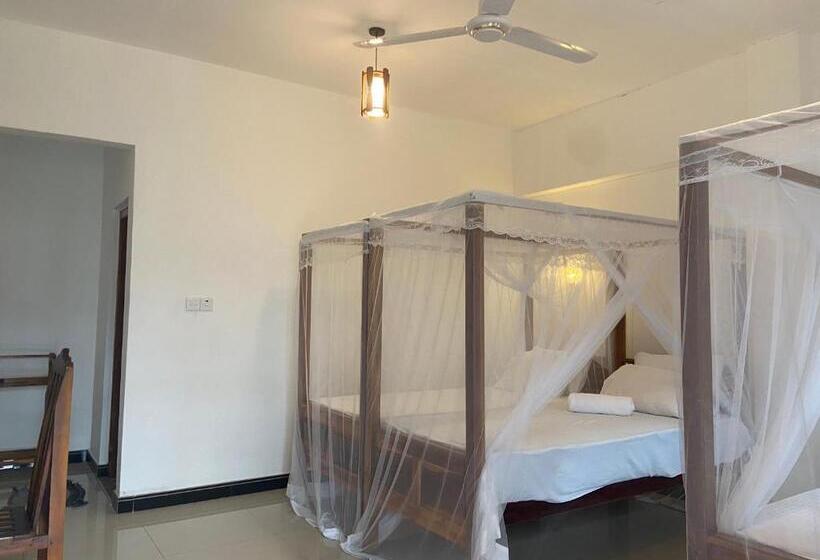 בית מלון כפרי Chithru Bay Rooms & Hostel