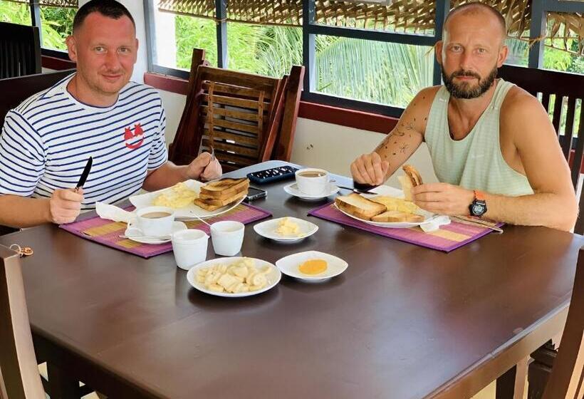 בית מלון כפרי Chithru Bay Rooms & Hostel