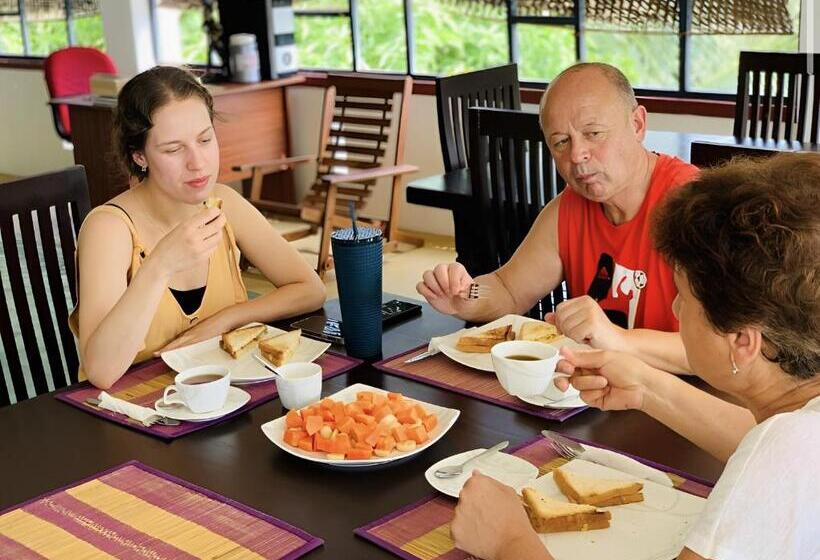 בית מלון כפרי Chithru Bay Rooms & Hostel