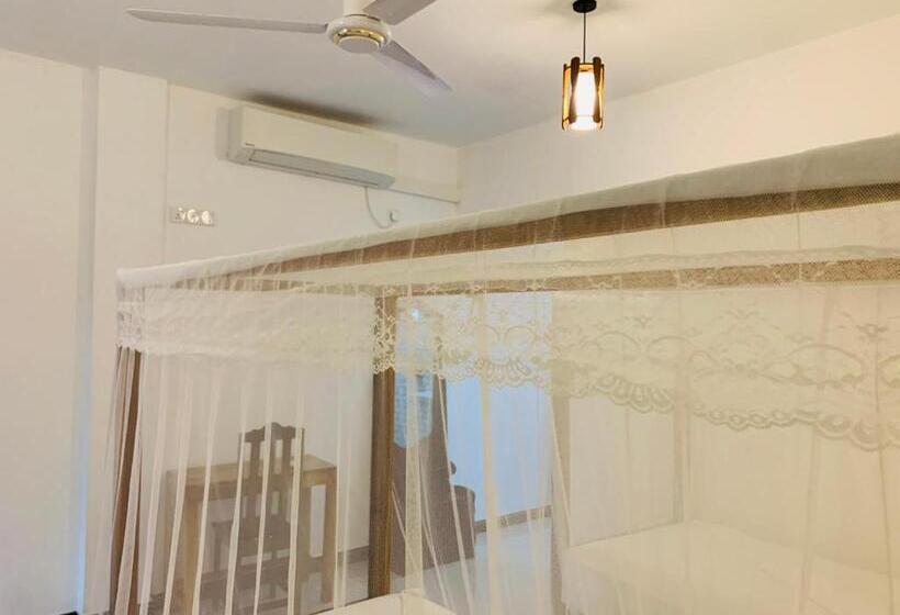 בית מלון כפרי Chithru Bay Rooms & Hostel