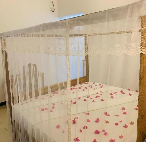 בית מלון כפרי Chithru Bay Rooms & Hostel