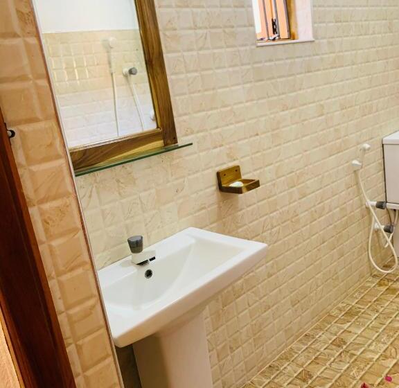 בית מלון כפרי Chithru Bay Rooms & Hostel