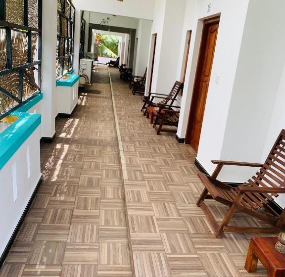 בית מלון כפרי Chithru Bay Rooms & Hostel