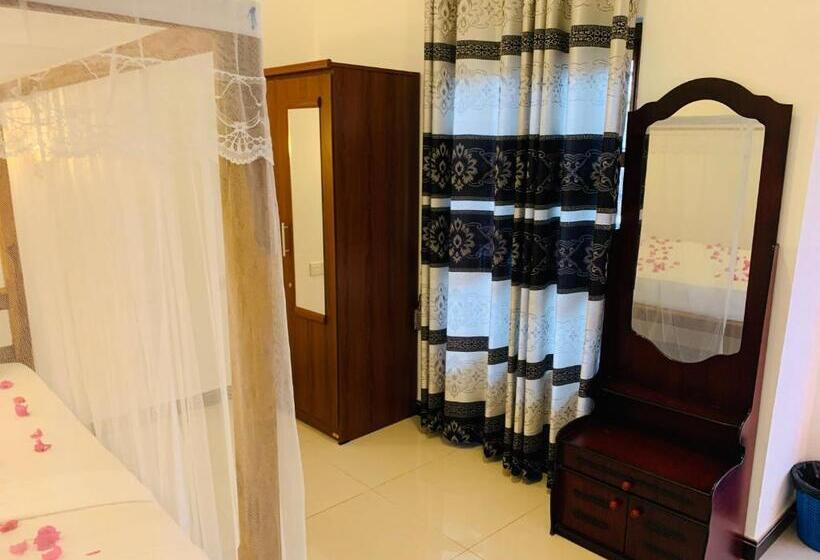 בית מלון כפרי Chithru Bay Rooms & Hostel