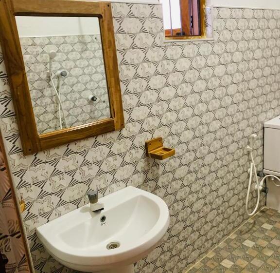 בית מלון כפרי Chithru Bay Rooms & Hostel