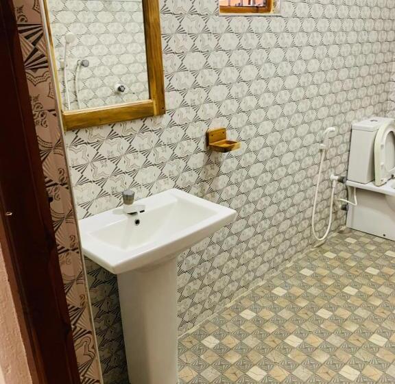 בית מלון כפרי Chithru Bay Rooms & Hostel