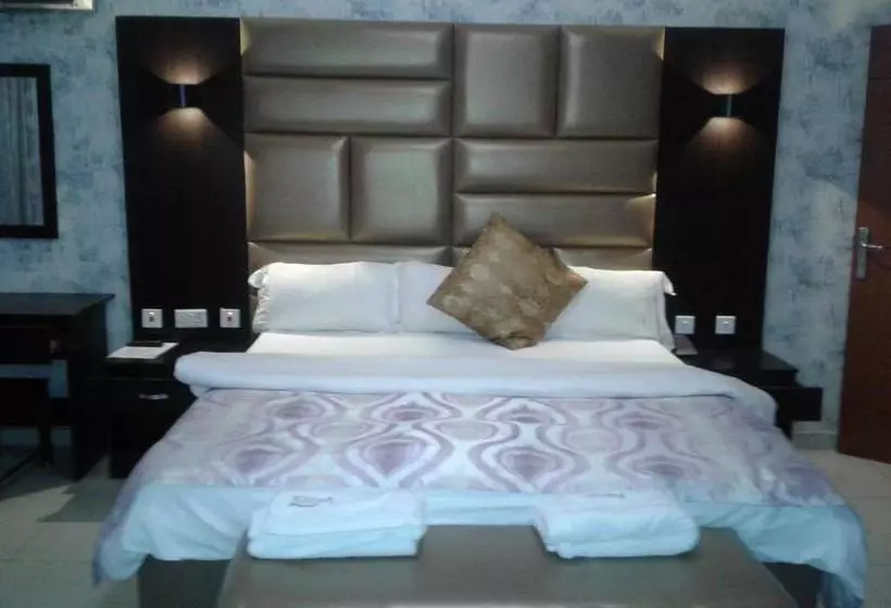 هتل Prenox  And Suites