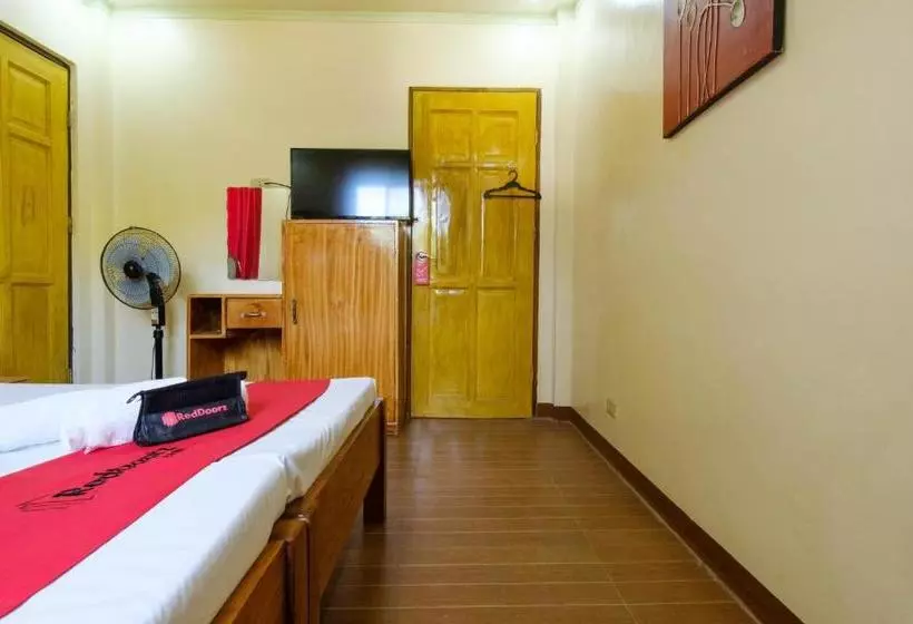 هتل Reddoorz @ Poblacion 6 Coron