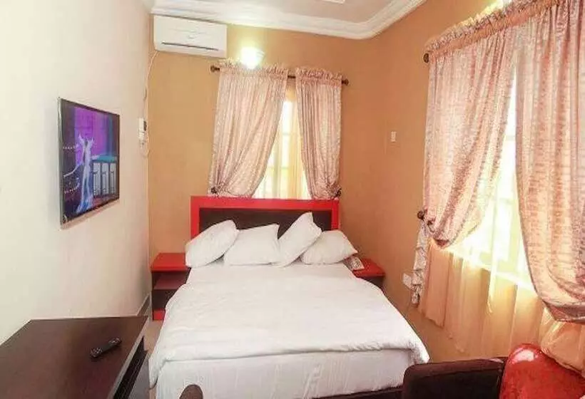 Carleton Hotel & Suites