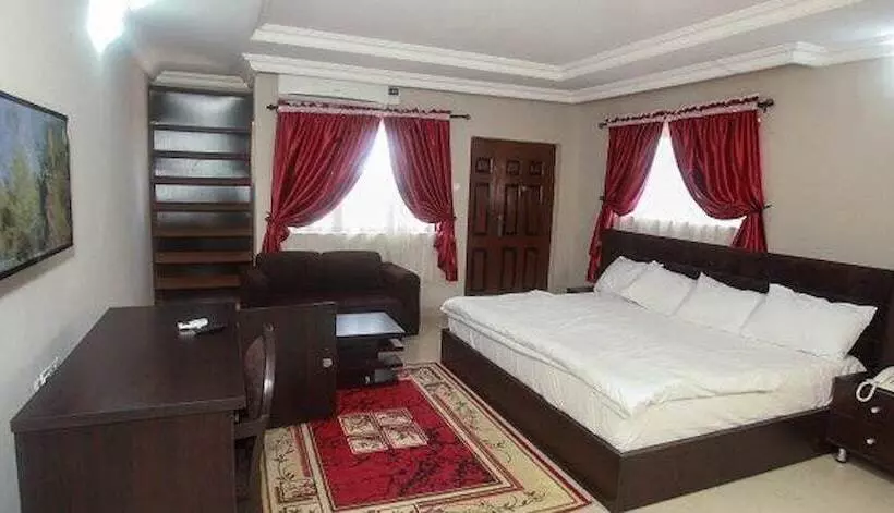 Carleton Hotel & Suites