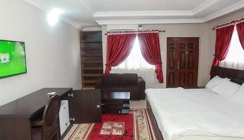 Carleton Hotel & Suites