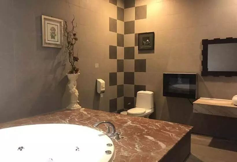 Her Home Spa Motel Douliu