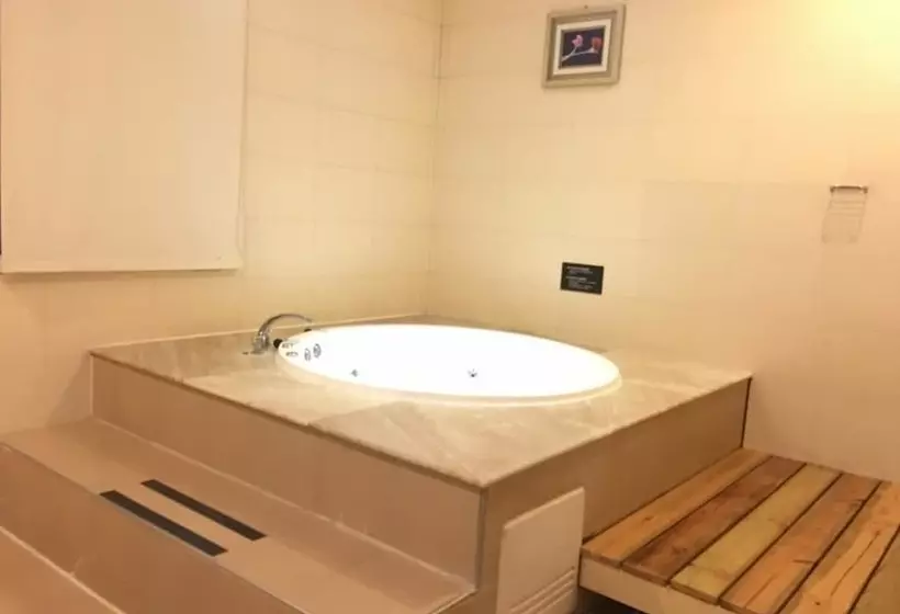 Her Home Spa Motel Douliu