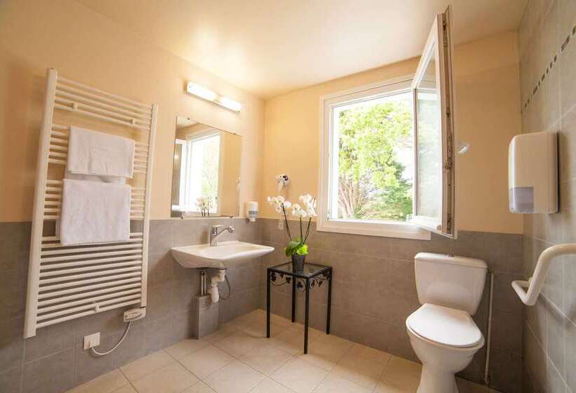 Brit Hotel    Aux Hortensias    Lannion Perros Guirec